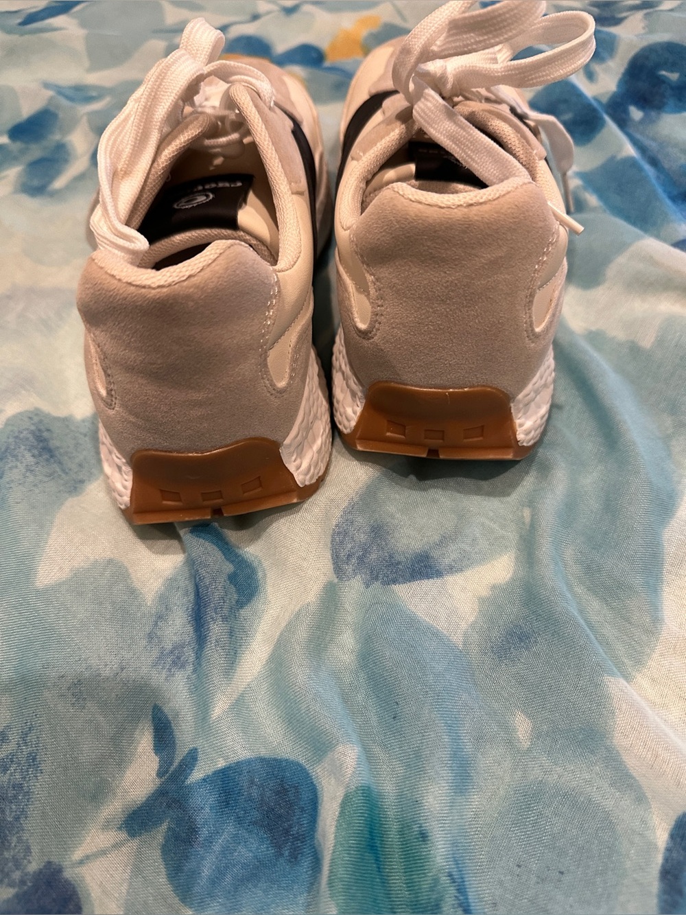 Women’s Cream & Black Casual Sneakers - Picture 5 of 7